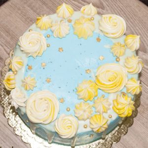 کیک تولد خامه ای مرنگ رنگ آبی