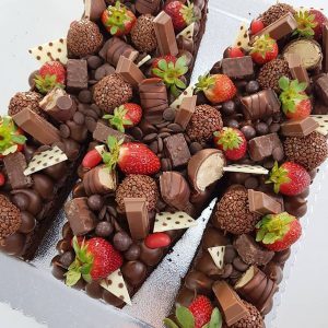 کیک سفارشی حروف M شکلات توت فرنگی