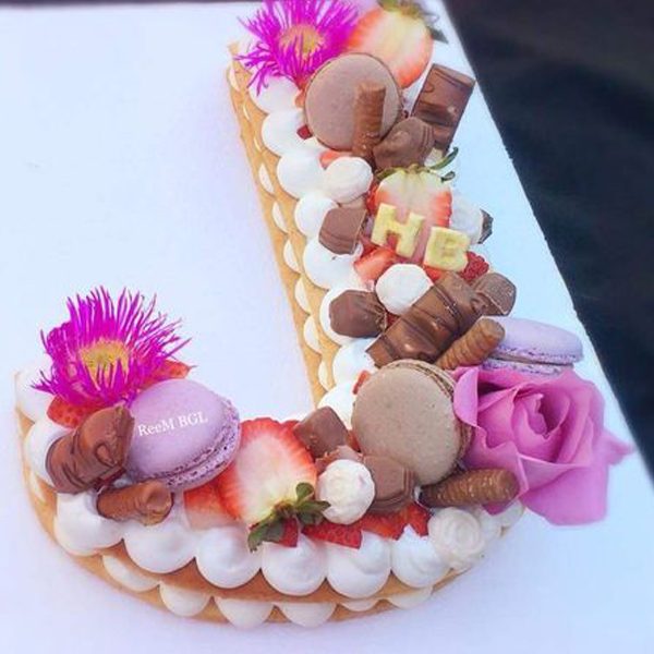 کیک سفارشی حروف J با گل