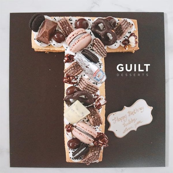 guiltdesserts 93 600x600 - بیسکوکیک  حرف T تم شکلاتی