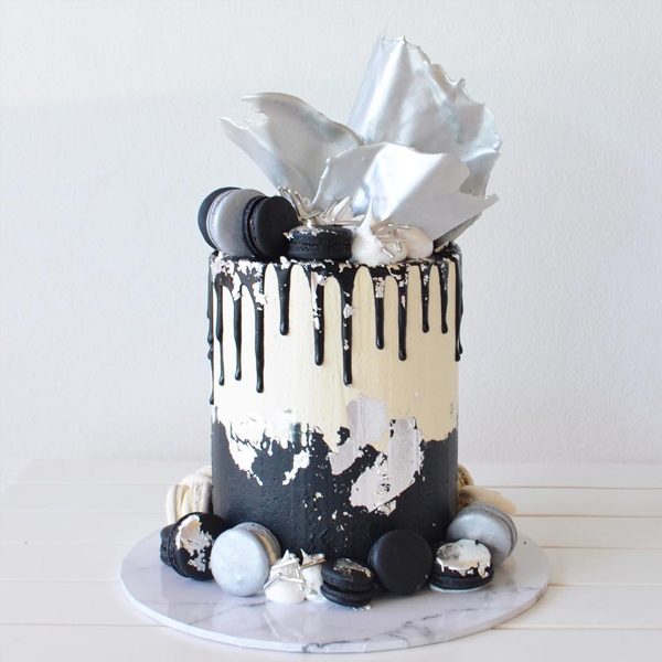deliciousbysara 32 600x600 - سفارش کیک تولد خامه ای خاکستری ذغالی