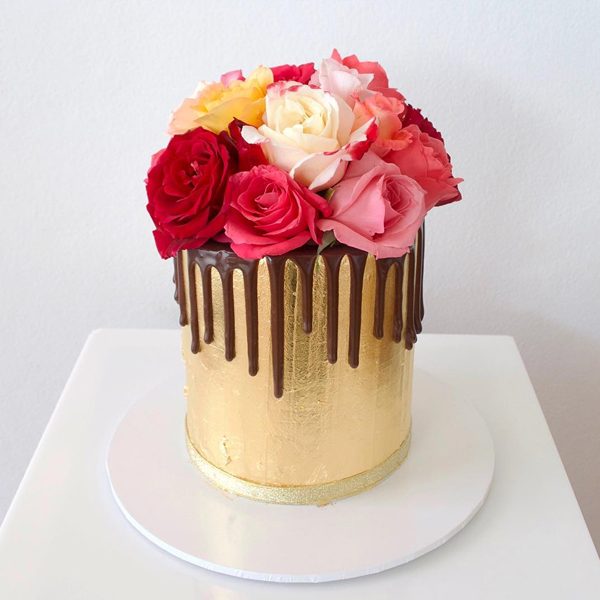 deliciousbysara 4 600x600 - سفارش کیک تولد با گل و تم طلایی