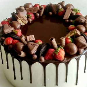 imfalji 65 300x300 - سفارش کیک تولد خامه ای شکلاتی توت فرنگی