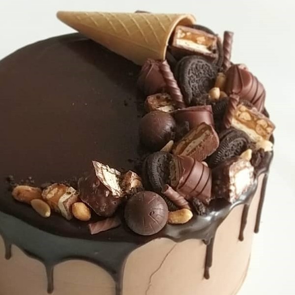سفارش کیک تولد تم شکلات کاکائویی | کیک و شیرینی فریستا