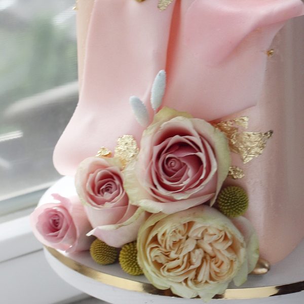 nivskaya 1 600x600 - سفارش کیک تولد مکعب تم صورتی و گل