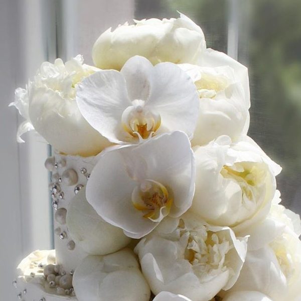 nivskaya 37 600x600 - سفارش کیک دو طبقه با گل تم سفید طلایی