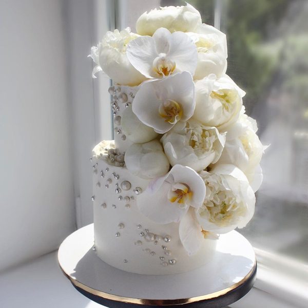 nivskaya 38 600x600 - سفارش کیک دو طبقه با گل تم سفید طلایی